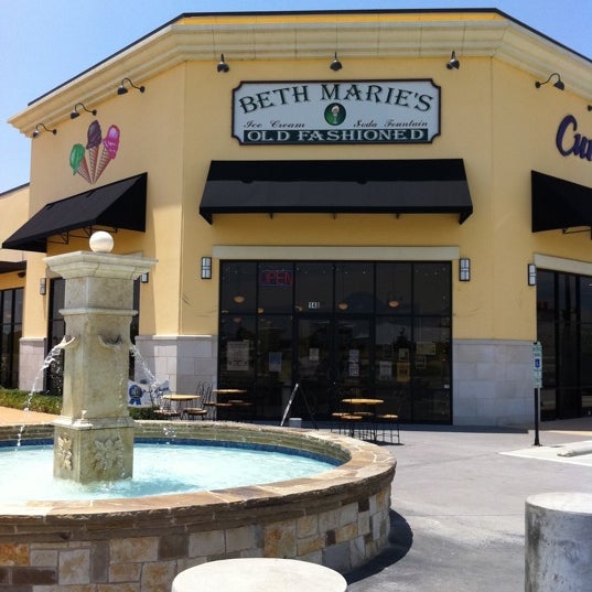 Photo prise au Beth Marie&#39;s Old Fashioned Ice Cream Soda Fountain- Unicorn Lake par james r. le7/3/2011