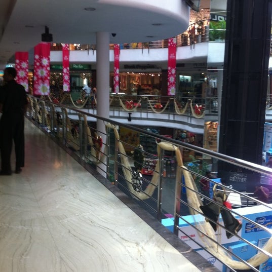 Foto tirada no(a) City Center Mall por KMK . em 12/18/2011