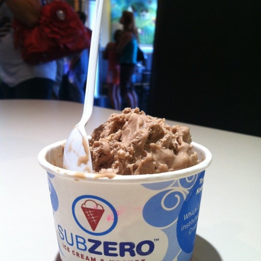 Снимок сделан в Sub Zero Ice Cream &amp; Yogurt пользователем Mikaela C. 7/4/2012