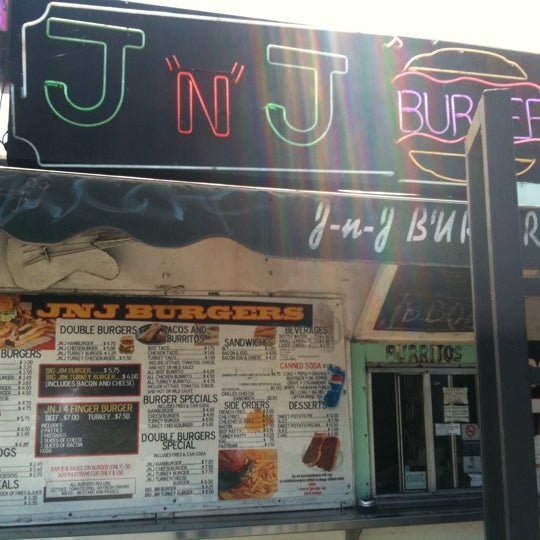 Foto tomada en JNJ Burger Shack  por Tim P. el 7/27/2011