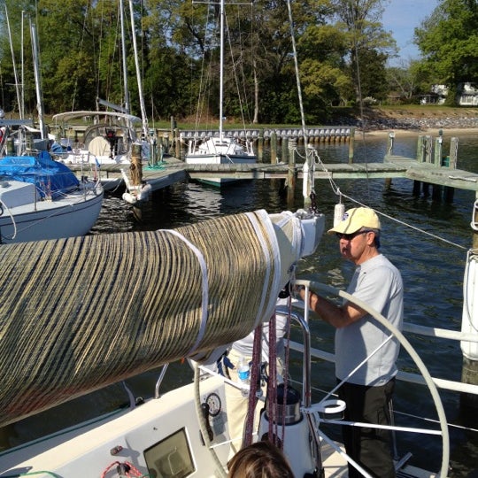 รูปภาพถ่ายที่ Fishing Bay Yacht Club โดย Bruce M. เมื่อ 4/15/2012