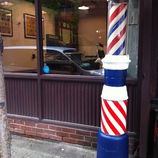 Das Foto wurde bei Neighborhood Cut and Shave Barber Shop von Alex N. am 5/16/2011 aufgenommen