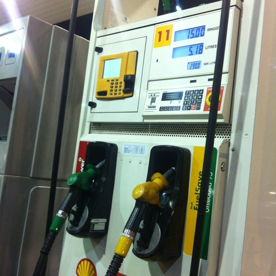 Снимок сделан в Shell Petrol Station пользователем adeep 5/13/2012