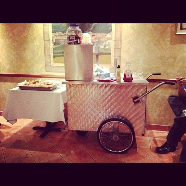 Foto diambil di Marzullo&#39;s Restaurant, Café &amp; Caterers oleh Amanda A. pada 2/5/2012