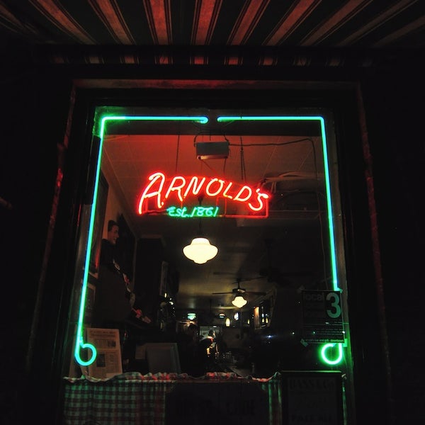 รูปภาพถ่ายที่ Arnold&#39;s Bar &amp; Grill โดย Chris T. เมื่อ 1/16/2012