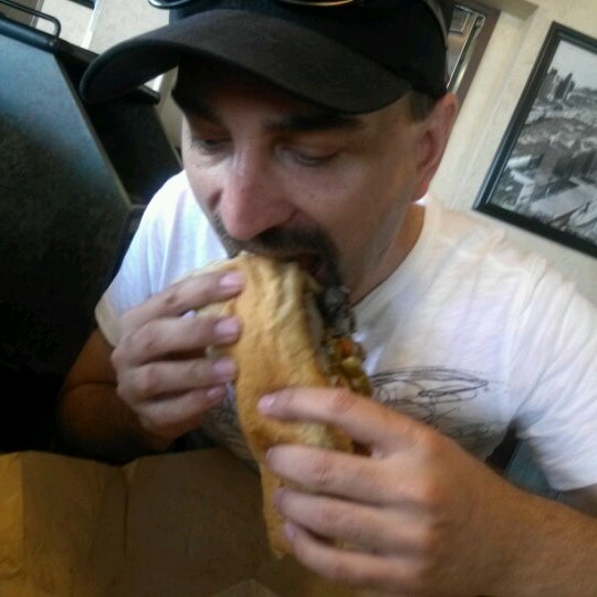 รูปภาพถ่ายที่ Fratellos Hot Dogs โดย Jeri A. เมื่อ 8/4/2012