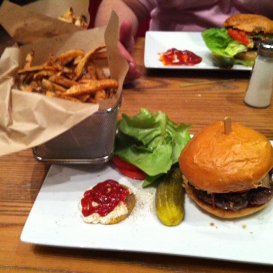 6/11/2012 tarihinde Arturo P.ziyaretçi tarafından Broadway Burger Bar &amp; Grill'de çekilen fotoğraf