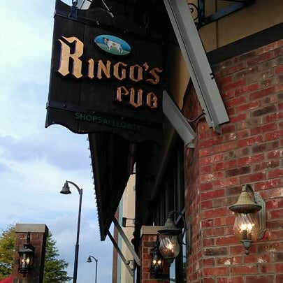 9/18/2011 tarihinde Jenn S.ziyaretçi tarafından Ringo&#39;s Pub'de çekilen fotoğraf