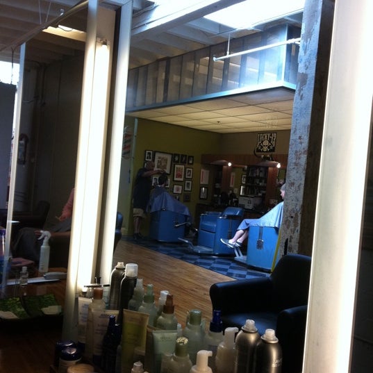 9/21/2011 tarihinde Tina Hui T.ziyaretçi tarafından The Barber Lounge'de çekilen fotoğraf