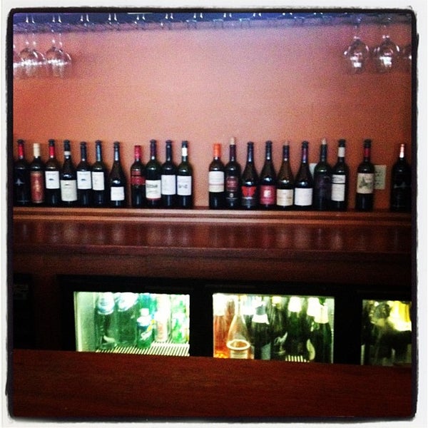 Photo prise au Dell&#39;uva Wine Bar &amp; Cafe par Beth H. le8/2/2012