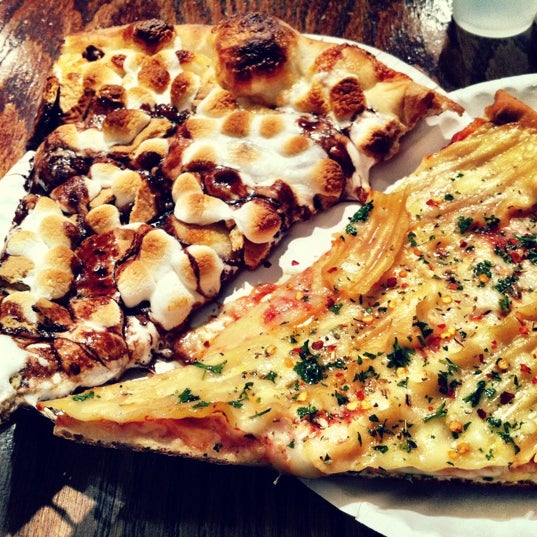 Foto diambil di Dimo&#39;s Pizza oleh Javier S. pada 3/11/2012