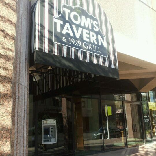 Снимок сделан в Tom&#39;s Tavern &amp; 1929 Grill пользователем tom w. 10/21/2011