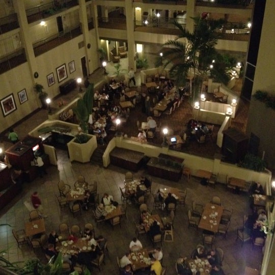 Foto diambil di Embassy Suites by Hilton oleh Alex N. pada 12/27/2011