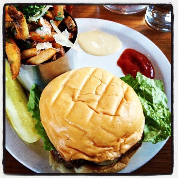 รูปภาพถ่ายที่ Burger Up โดย Javier เมื่อ 4/22/2012