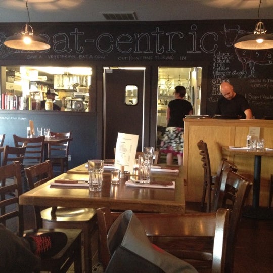 รูปภาพถ่ายที่ Smithfields Restaurant &amp; Bar โดย Chris C. เมื่อ 7/11/2012