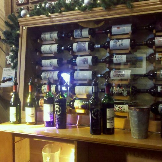 Foto tirada no(a) Kenwood Vineyards por M G. em 12/17/2011
