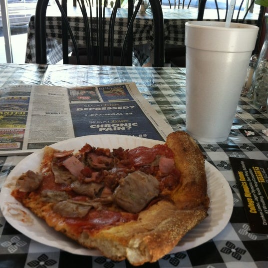 Foto tomada en Boca&#39;s Best Pizza Bar  por Scott H. el 5/20/2012