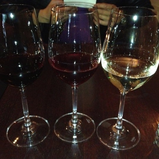 Foto tirada no(a) Nectar Wine Lounge por Stephanie K. em 8/26/2012