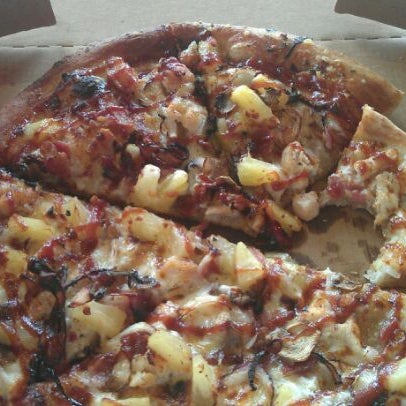 Foto tomada en Top It Pizza  por Tramaine R. el 5/21/2012