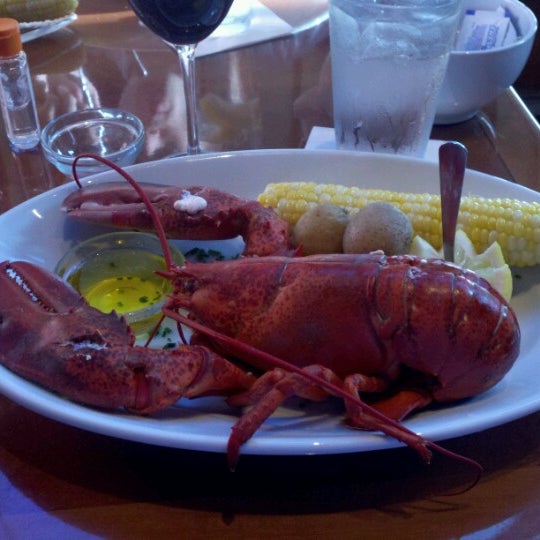 Photo taken at Banks&#39; Seafood Kitchen &amp; Raw Bar by Richard M. on 7/29/2012