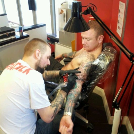 Das Foto wurde bei RedINC Tattoo &amp; Body Piercing von Elliot B. am 1/16/2012 aufgenommen