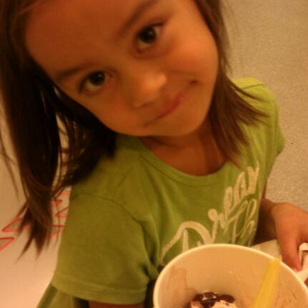 รูปภาพถ่ายที่ Tutti Frutti Frozen Yogurt โดย Julie M. เมื่อ 11/20/2011