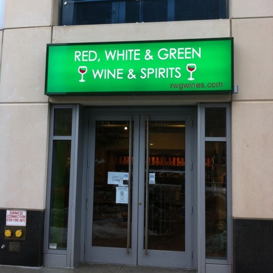 2/27/2011 tarihinde Jonathan P.ziyaretçi tarafından Red, White &amp; Green Wine &amp; Spirits'de çekilen fotoğraf