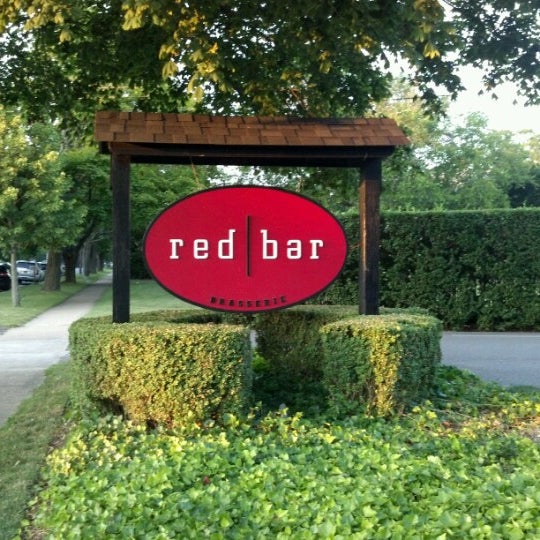 Foto tomada en Red Bar Brasserie  por Jason S. el 6/28/2012