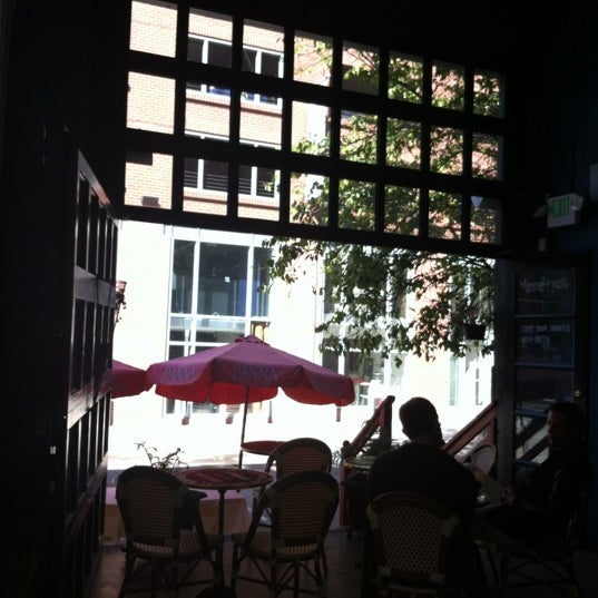 Foto tomada en 144 King Art Cafe  por Sabine A. el 6/20/2012