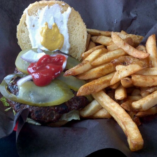 Foto diambil di Woody&#39;s Burgers bar and grill oleh David J. pada 2/15/2012