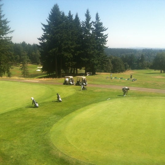 รูปภาพถ่ายที่ The Oregon Golf Club โดย Christian C. เมื่อ 8/17/2012