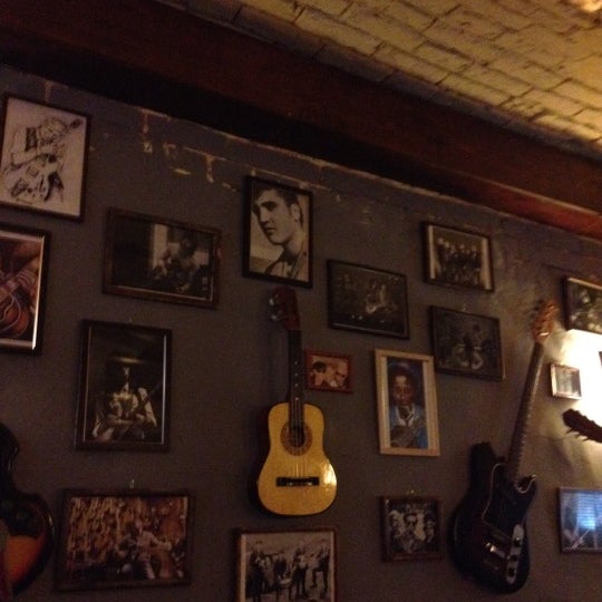 Foto tirada no(a) Guitar Bar por Anna P. em 7/25/2012