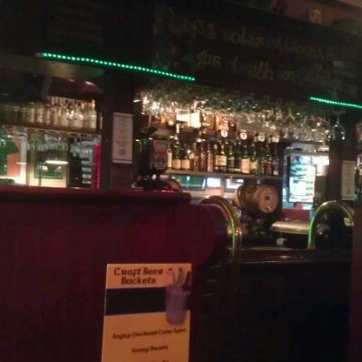 6/17/2012 tarihinde Jerry M.ziyaretçi tarafından Rosie McCaffrey&#39;s Irish Pub'de çekilen fotoğraf