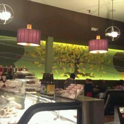 Das Foto wurde bei Sipz Vegetarian Fusion Café von Madeleine K. am 3/6/2012 aufgenommen