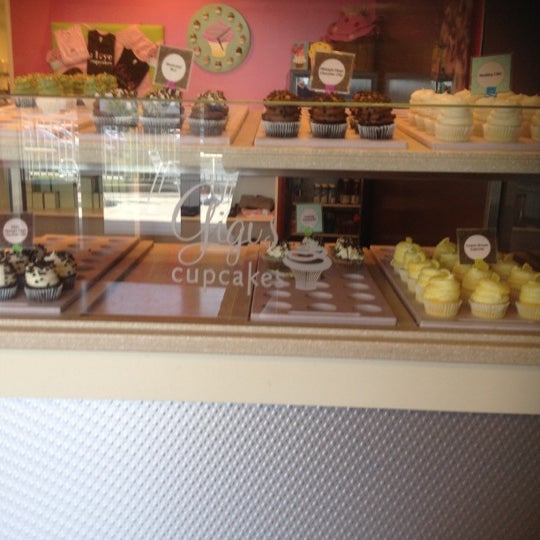 รูปภาพถ่ายที่ Gigi&#39;s Cupcakes โดย Kela M. เมื่อ 8/21/2012