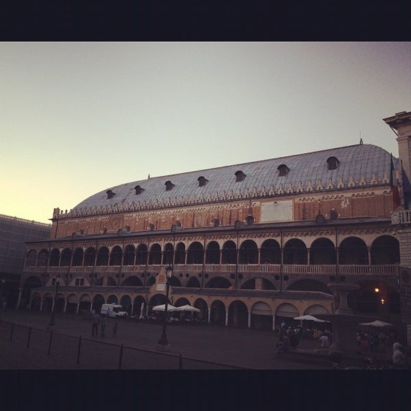 รูปภาพถ่ายที่ Palazzo della Ragione โดย Gianluca เมื่อ 8/18/2012