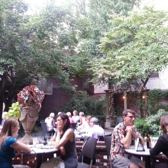 Foto diambil di M Restaurant oleh shawnelise t. pada 8/22/2012