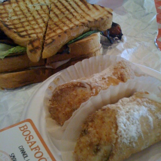 8/14/2012 tarihinde Christina P.ziyaretçi tarafından BOSA Foods'de çekilen fotoğraf