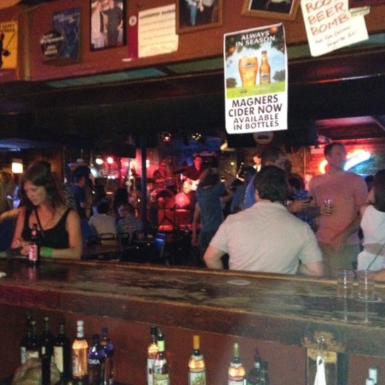 รูปภาพถ่ายที่ Carol&#39;s Pub โดย Joel R. เมื่อ 8/25/2012