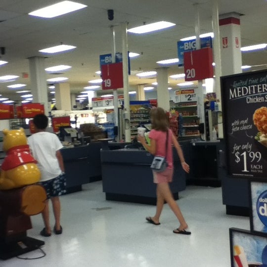 Foto scattata a Walmart Supercentre da Ken C. il 7/7/2012