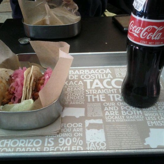 รูปภาพถ่ายที่ The Taco Truck Store โดย Sebastian M. เมื่อ 4/5/2012