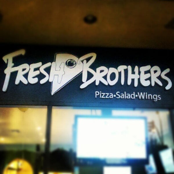 Photo taken at Fresh Brothers Brentwood by Dev H. on 8/27/2012