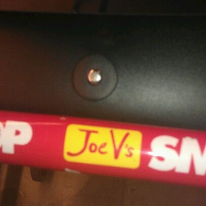 รูปภาพถ่ายที่ Joe V&#39;s Smart Shop โดย Oscar B. เมื่อ 3/13/2012