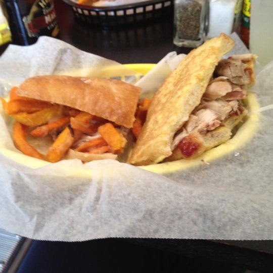Foto diambil di Earl&#39;s Sandwiches oleh Maya B. pada 3/31/2012