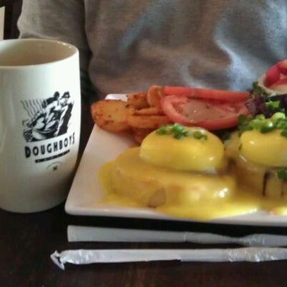 รูปภาพถ่ายที่ Doughboys Cafe &amp; Bakery โดย Jenn เมื่อ 6/2/2012