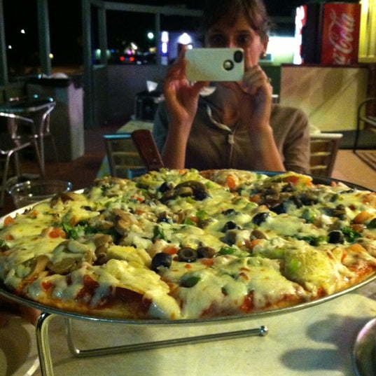 Foto scattata a Cheesy Lee&#39;s Amazing Pizza da Caroline il 9/2/2012
