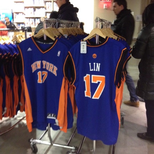 รูปภาพถ่ายที่ NBA Store โดย Liza A. เมื่อ 2/16/2012