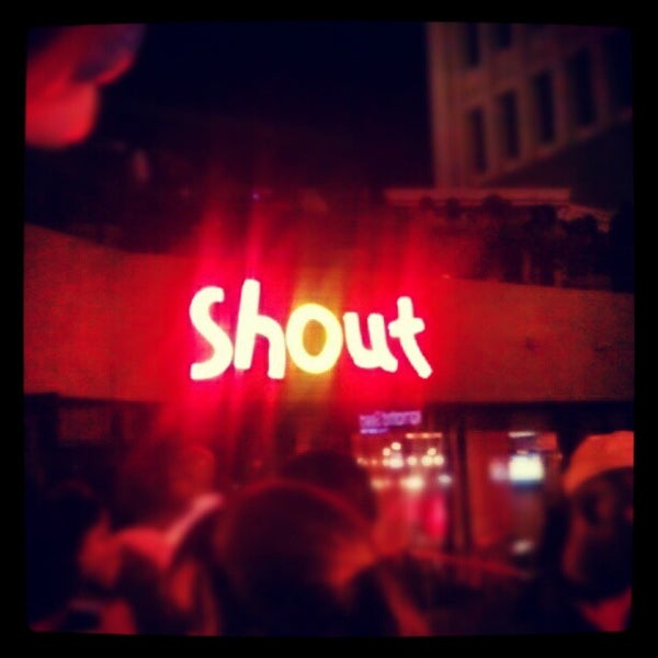 Foto diambil di Shout! Restaurant &amp; Lounge oleh Vince H. pada 5/20/2012