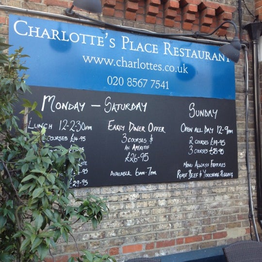 รูปภาพถ่ายที่ Charlotte&#39;s Place โดย Mick Y. เมื่อ 4/2/2012