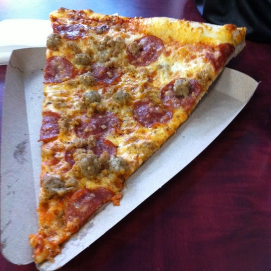 Foto diambil di Big Slice Pizza oleh Whitney B. pada 3/14/2012